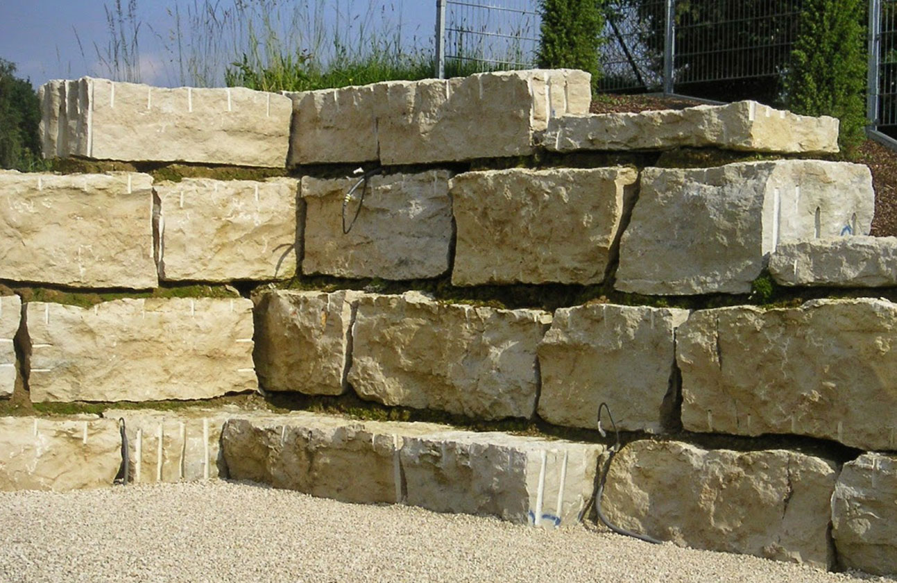 Wand aus Naturstein